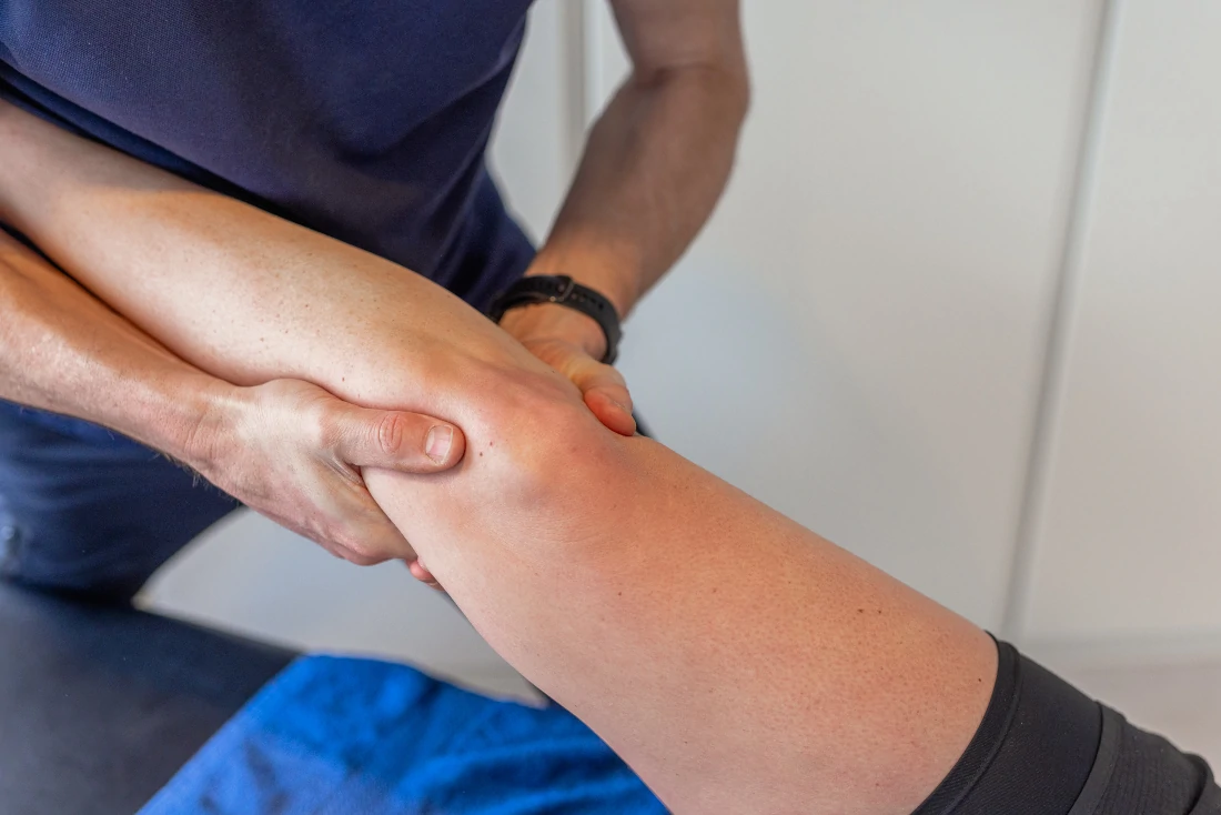Naprapat behandlar en patient